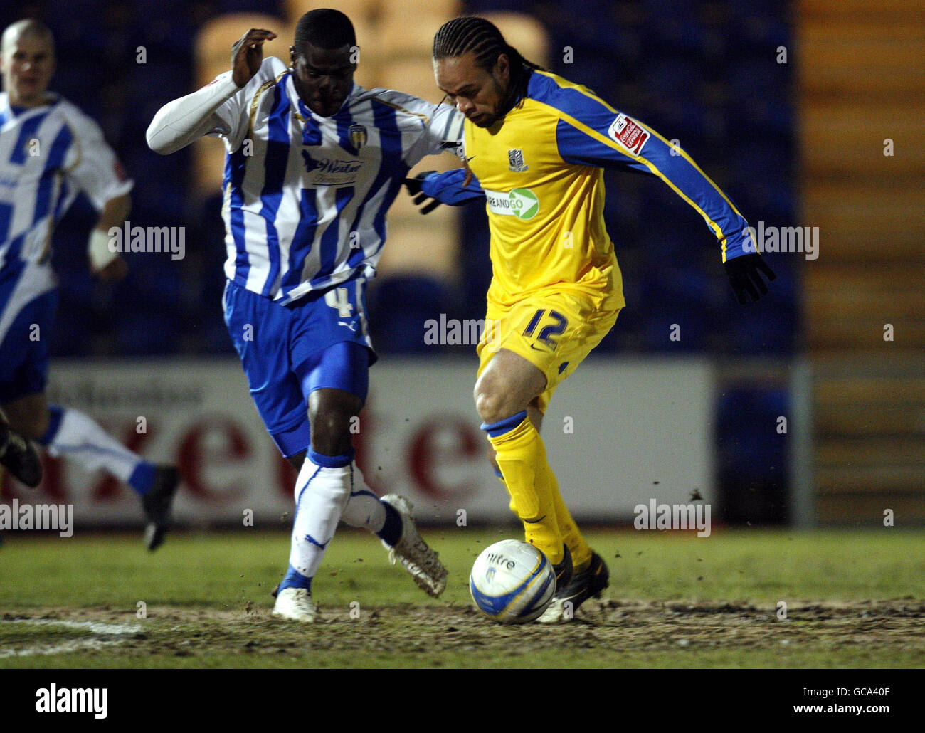 Magnus Okuonghae di Colchester United (a sinistra) e Damien Scannell di Southend durante la partita della Coca-Cola League 1 al Weston Homes Community Stadium di Colchester. Foto Stock