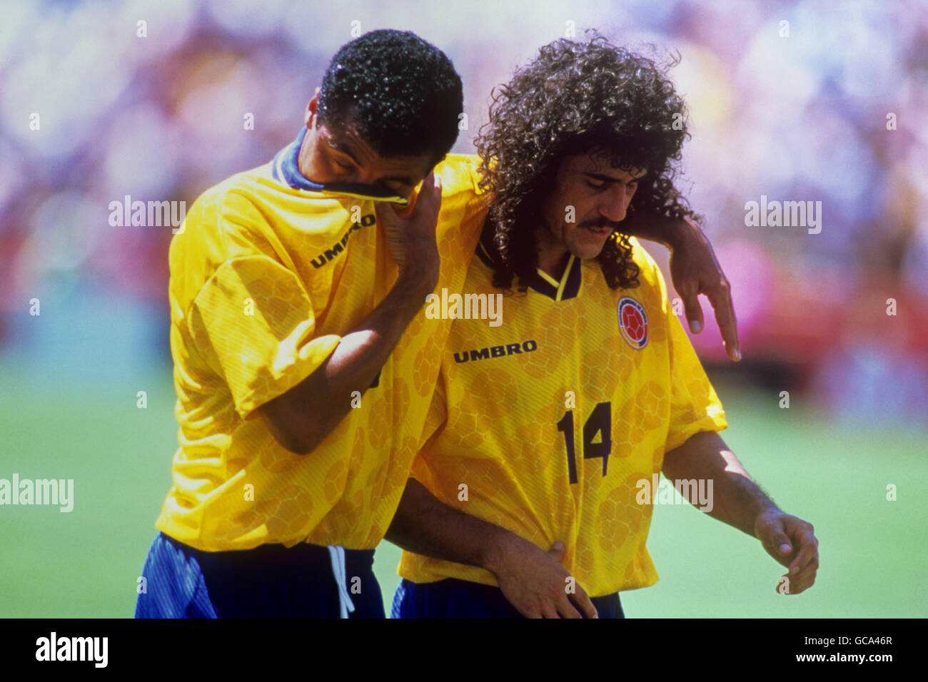 Alexis Mendoza (l) e Leonel Alvarez (r) in Colombia mostrano il loro rifiuto mentre il loro paese esce dalla Coppa del mondo nonostante abbia battuto la Svizzera 2-0 nella loro partita finale. Foto Stock