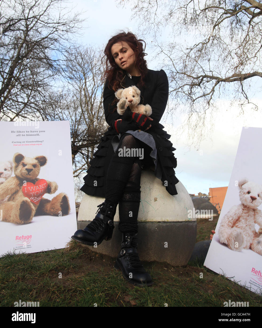 Helena Bonham carter lancia la cura o il controllo per conto del Rifugio benefico a Newington Butts nel Elephant and Castle, Londra. La nuova campagna di sensibilizzazione sulla violenza domestica mira ad educare le donne sui segni di abuso, in tempo per San Valentino. Foto Stock