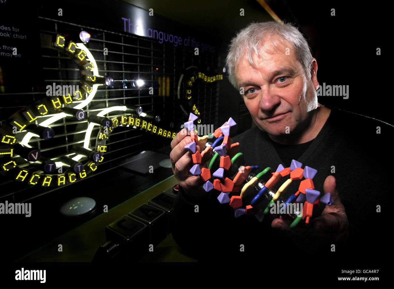 Il Dr Paul Nurse, vincitore del premio Nobel, si è aggiudicato al "Think Tank" di Birmingham, dove ha diretto un laboratorio di DNA di 180 studenti locali. Foto Stock