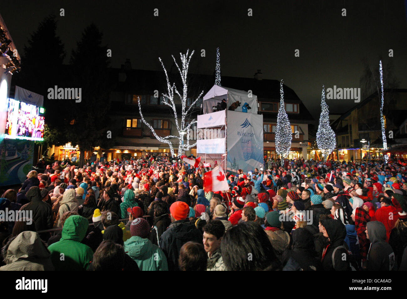 Olimpiadi invernali - 2010 Olimpiadi invernali Vancouver - cerimonia di apertura. La folla a Whistler Village guarda la cerimonia di apertura delle Olimpiadi invernali del 2010 presso BC Place, Vancouver, Canada su schermi televisivi giganti. Foto Stock