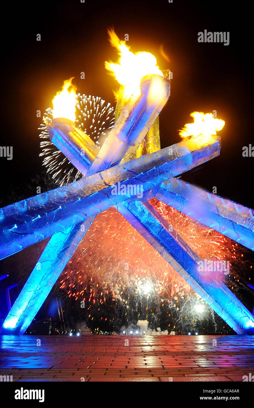 La torcia olimpica è accesa durante la cerimonia di apertura delle Olimpiadi invernali del 2010 a BC Place, Vancouver, Canada. Foto Stock