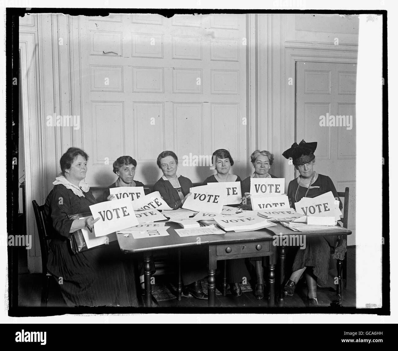 Campionato nazionale di donne votanti incoraggiando le donne del voto con poster. Foto Stock