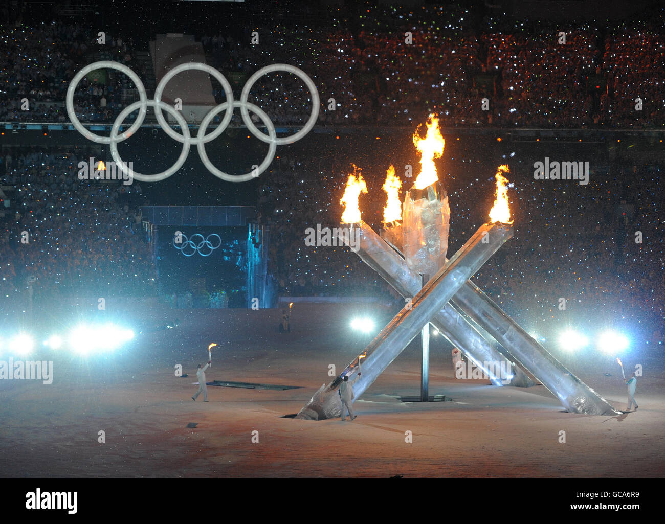 Olimpiadi invernali - 2010 Olimpiadi invernali Vancouver - Day One. La fiamma olimpica si accende alla cerimonia di apertura dei Giochi Olimpici invernali di Vancouver 2010 Foto Stock