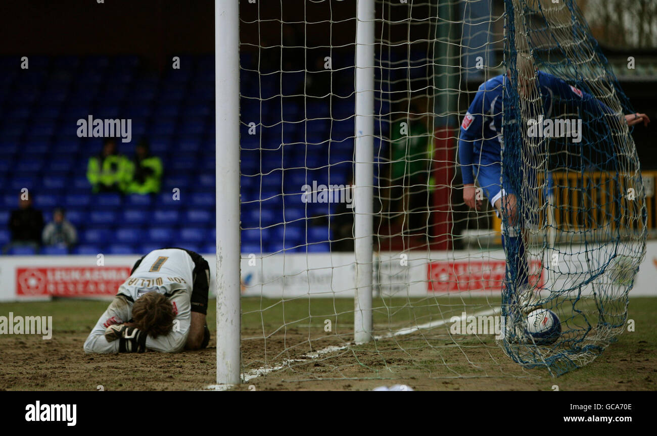 Owain Fon Williams, portiere della contea di Stockport, si siede espulso dopo aver fatto cadere la palla per il primo gol di Colchester United durante la partita di Coca-Cola League uno a Edgeley Park, Stockport. Foto Stock