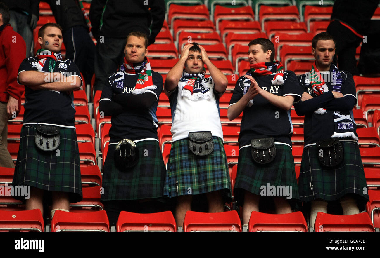 I tifosi scozzesi mostrano il loro rifiuto mentre la loro squadra viene picchiata da un tentativo di infortunio durante la partita delle Nazioni RBS 6 al Millennium Stadium di Cardiff. Foto Stock
