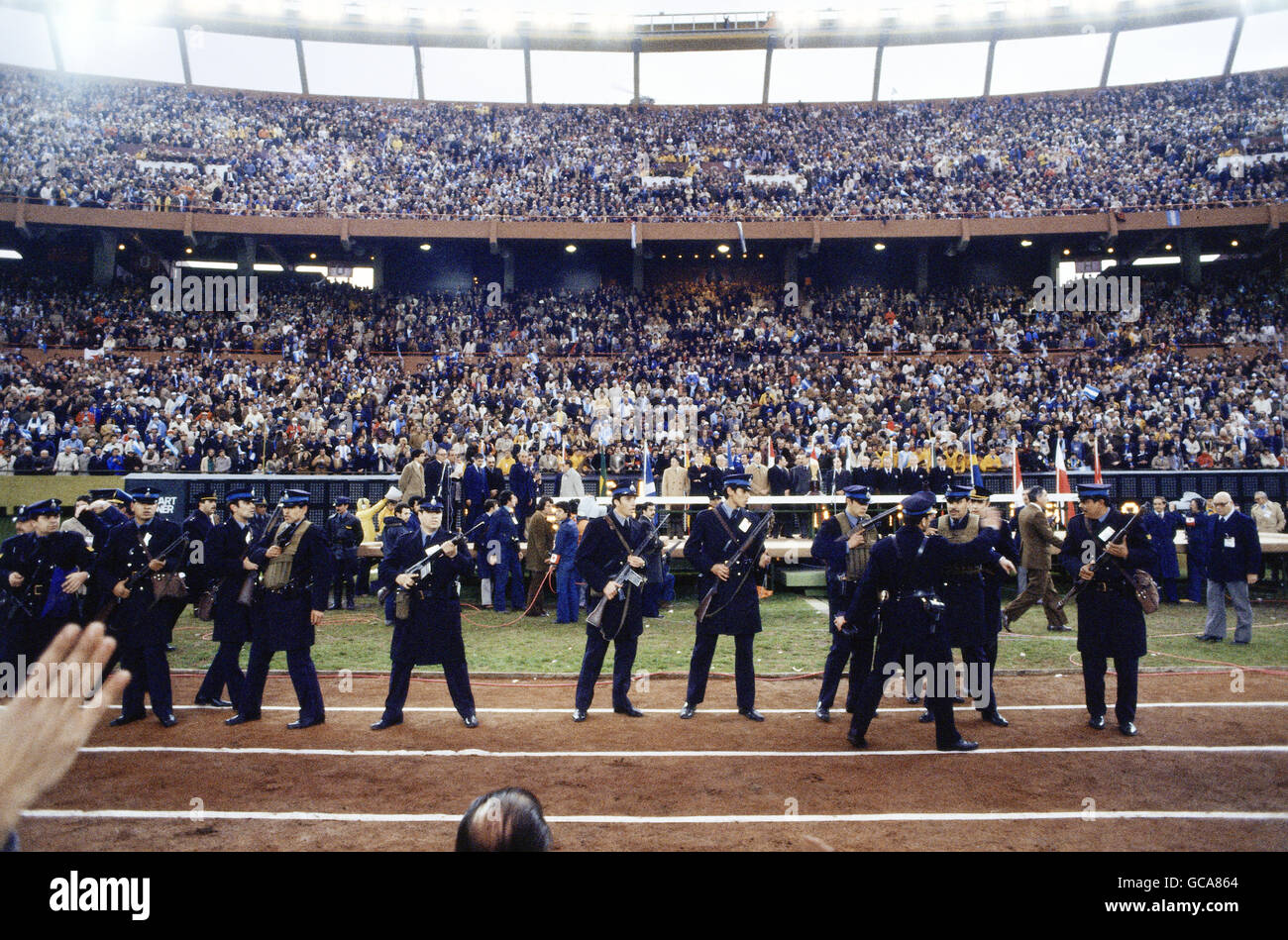 Polizia, polizia preventiva, poliziotti argentini con fucili d'assalto in uno stadio di calcio durante la Coppa del mondo 1978, Additional-Rights-Clearences-non disponibile Foto Stock