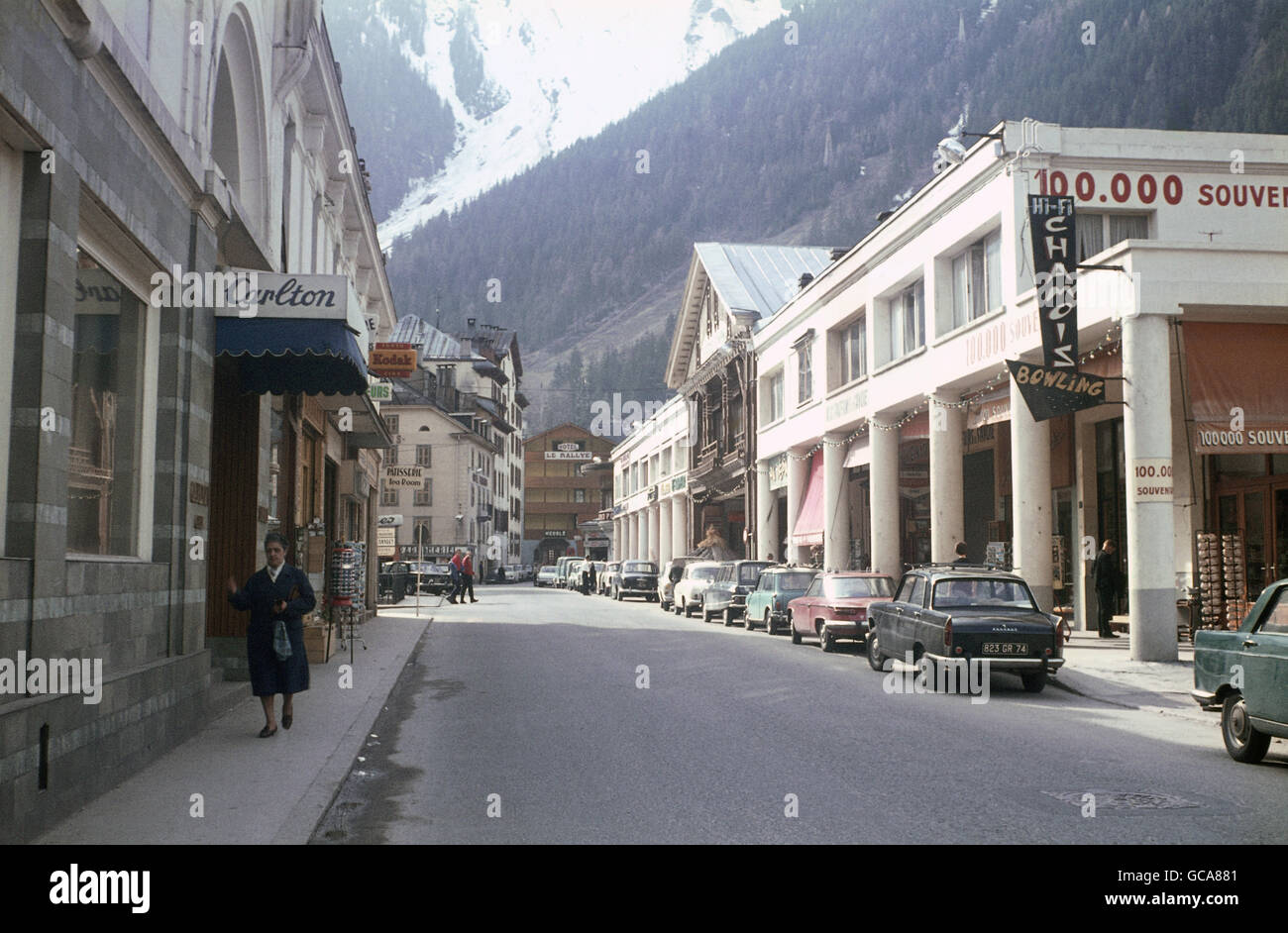 Geografia / viaggio, Francia, Chamonix, scene di strada, scena di strada con vista del vecchio villaggio, aprile 1966, diritti aggiuntivi-clearences-non disponibile Foto Stock