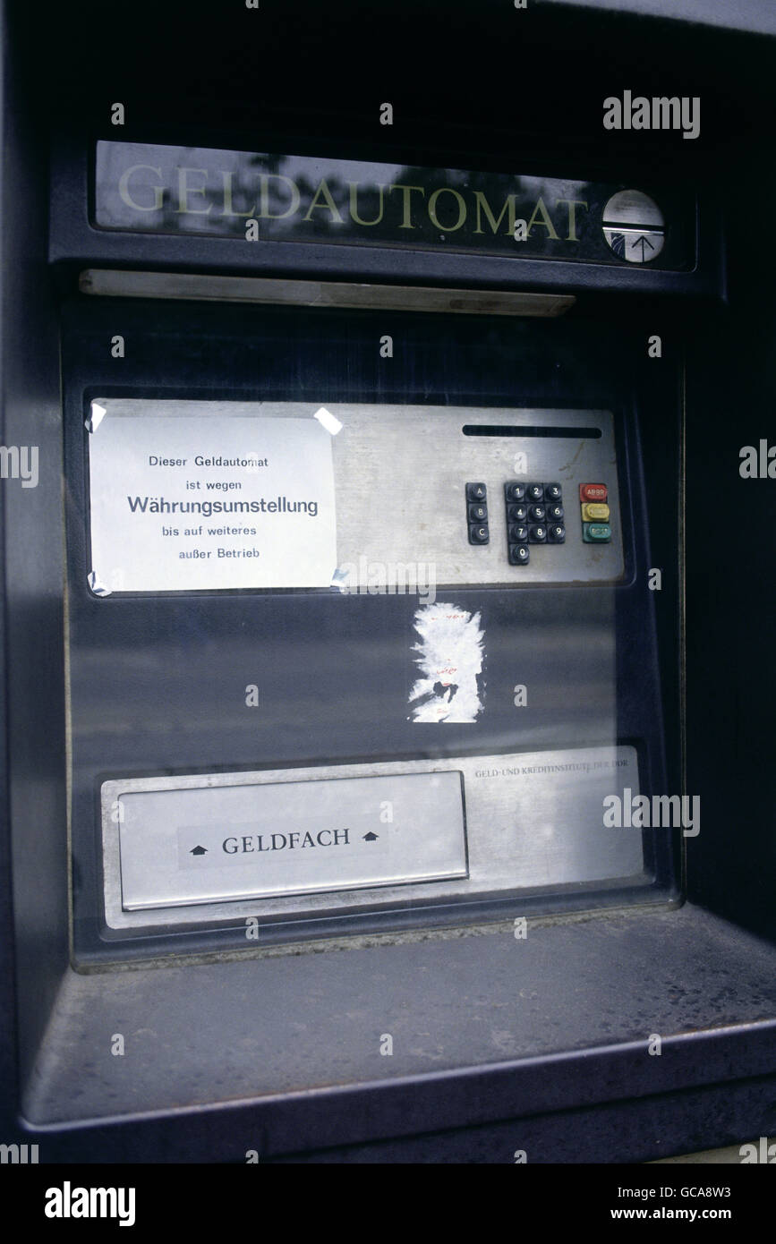 Geografia / viaggio, Germania, riunificazione, distributore di contanti chiuso durante la conversione valuta, Berlino Est, GDR, 2.7.1990, diritti-aggiuntivi-clearences-non disponibile Foto Stock
