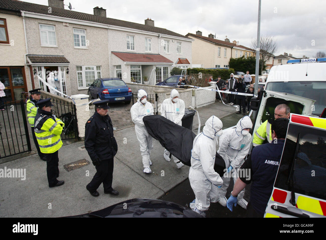 Un corpo viene rimosso dalla scena dopo che un uomo di 21 anni è stato ucciso a colpi di fuclawn Park a Blanchardstown, a ovest di Dublino. Foto Stock