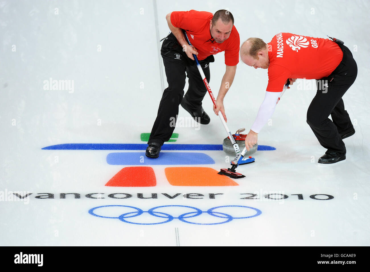 La Gran Bretagna Euan Byers (a sinistra) e Ewan MacDonald in azione durante il Mens Curling contro la Svezia durante le Olimpiadi invernali del 2010 al Vancouver Olympic Centre, Vancouver, Canada. Foto Stock