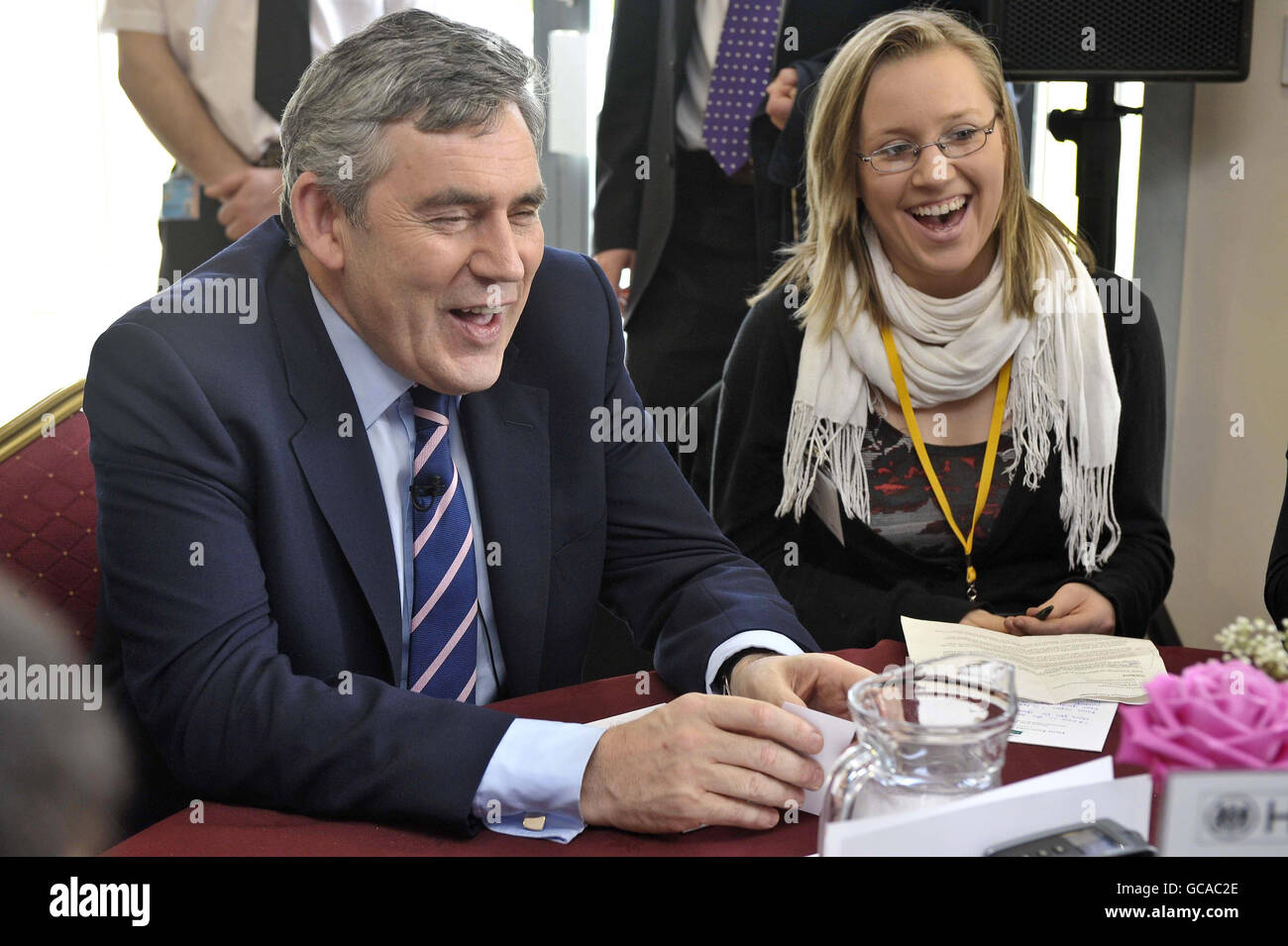 Il primo ministro Gordon Brown parla con Rebecca Stokes, 17 anni, da Exeter, durante un incontro informale e un saluto all'ippodromo di Exeter, dove lui e il Gabinetto stanno tenendo un incontro di Gabinetto nel Sud Ovest. Rebecca fa parte del team Teen presso il quotidiano regionale Express and Echo. Foto Stock