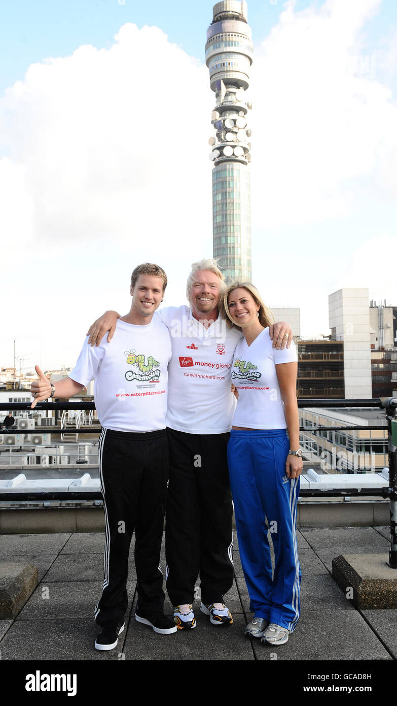 Holly e Sam Branson con il loro padre Richard Branson durante una fotocellula nel centro di Londra che ha visto Branson annunciare piani per la Virgin London Marathon. Foto Stock