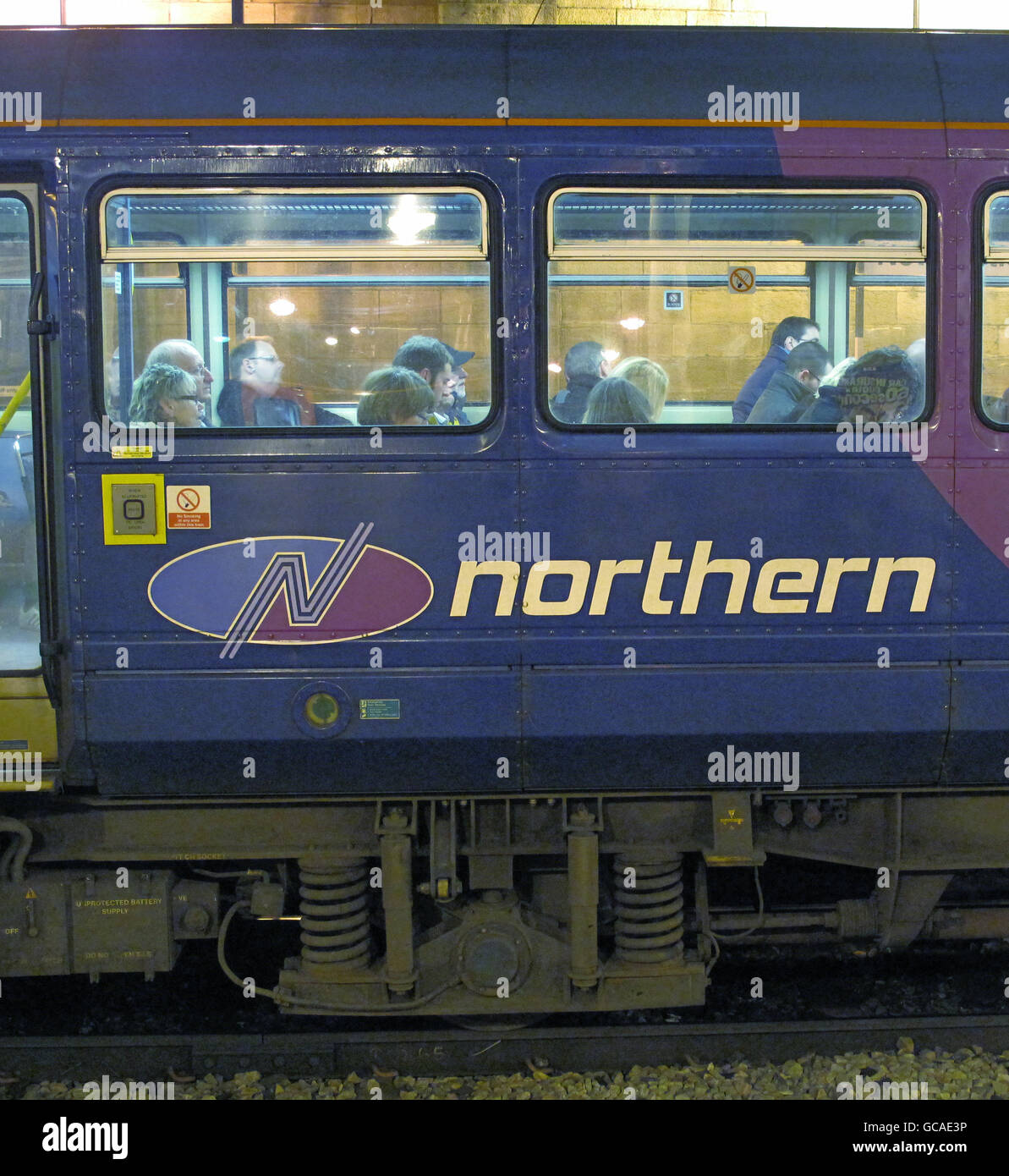 Treni Nord. Un treno del nord attende sulla piattaforma alla stazione di Newcastle. Foto Stock