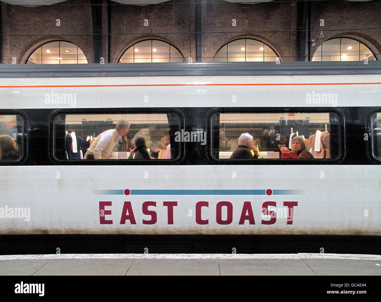 Un treno della East Coast vi aspetta sul binario della stazione di Kings Cross. Foto Stock