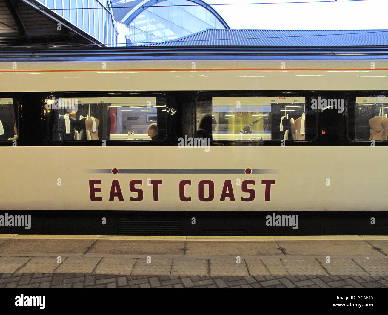Un treno della costa orientale attende sul binario della stazione di Newcastle. Foto Stock