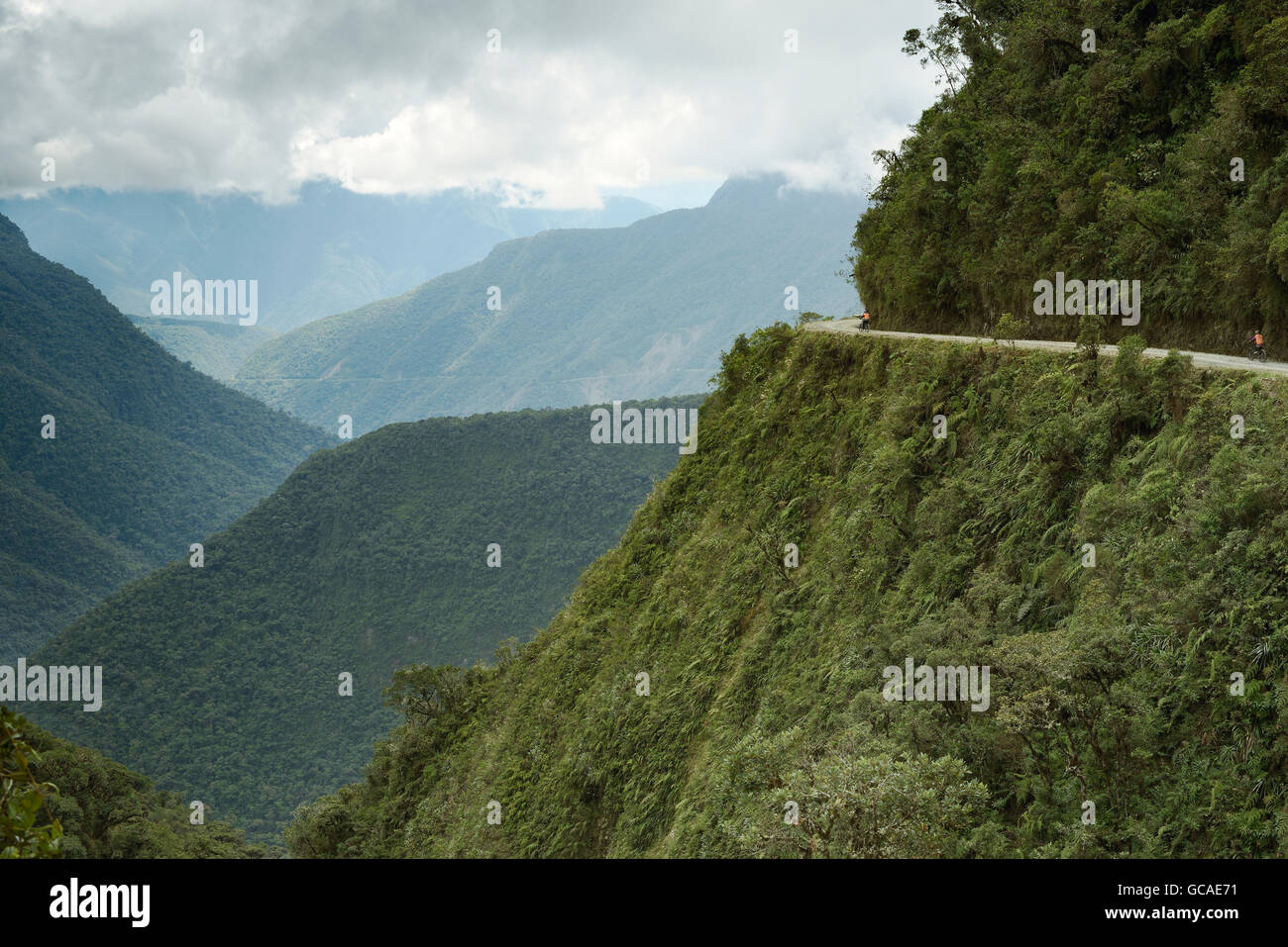 I ciclisti in sella alla morte Road - la strada molto pericolosa nel mondo, North Yungas, Bolivia. Foto Stock