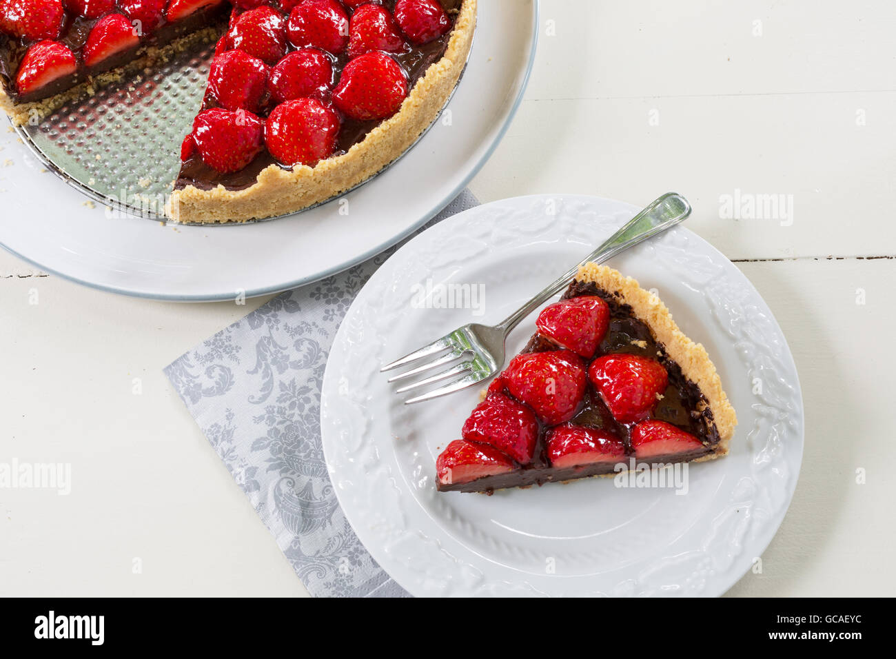 Un decadente cioccolato crostata di fragole. Foto Stock