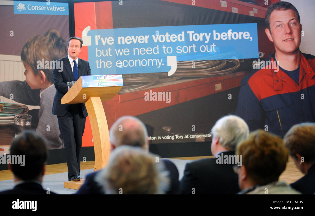 David Cameron, leader del Partito conservatore, parla di fronte ai nuovi manifesti della campagna presentati oggi alla centrale elettrica di Battersea, Londra. Foto Stock