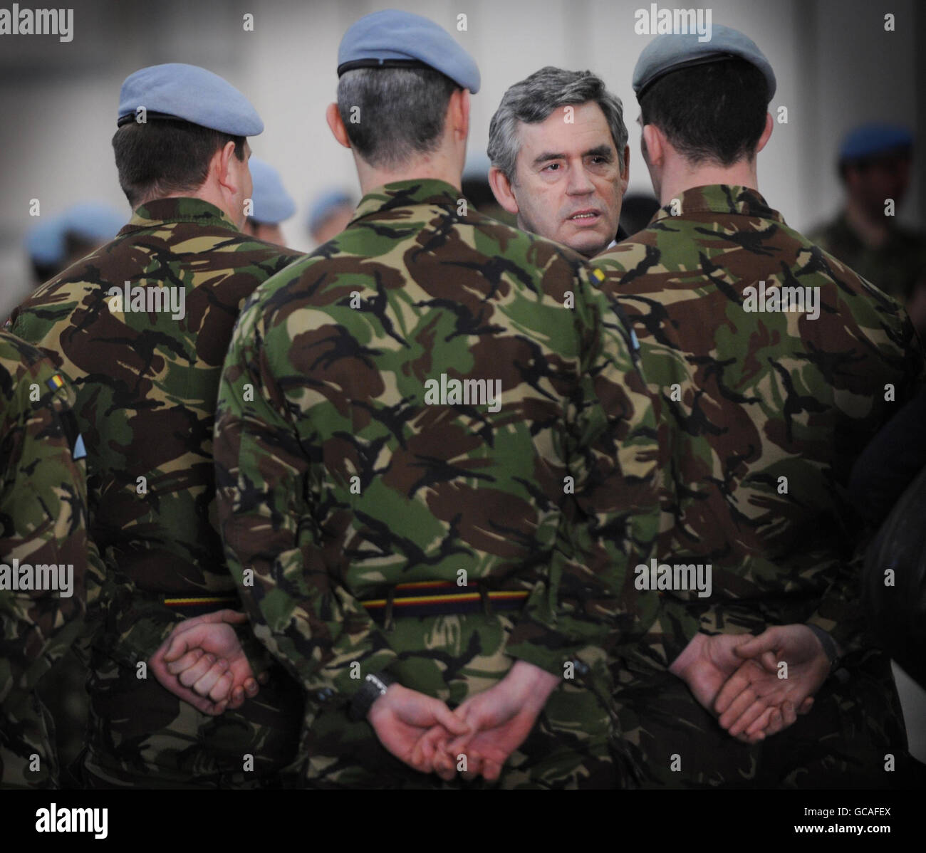 Il primo ministro Gordon Brown incontra i soldati del corpo aereo dell'esercito presso l'aeroporto di Wattisham a Suffolk. Foto Stock