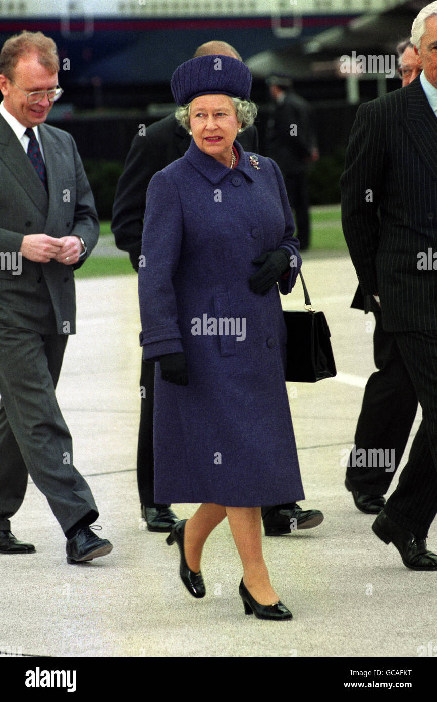 Regina Elisabetta II all'aeroporto di Heathrow prima di partire per il suo viaggio storico in Russia. Foto Stock