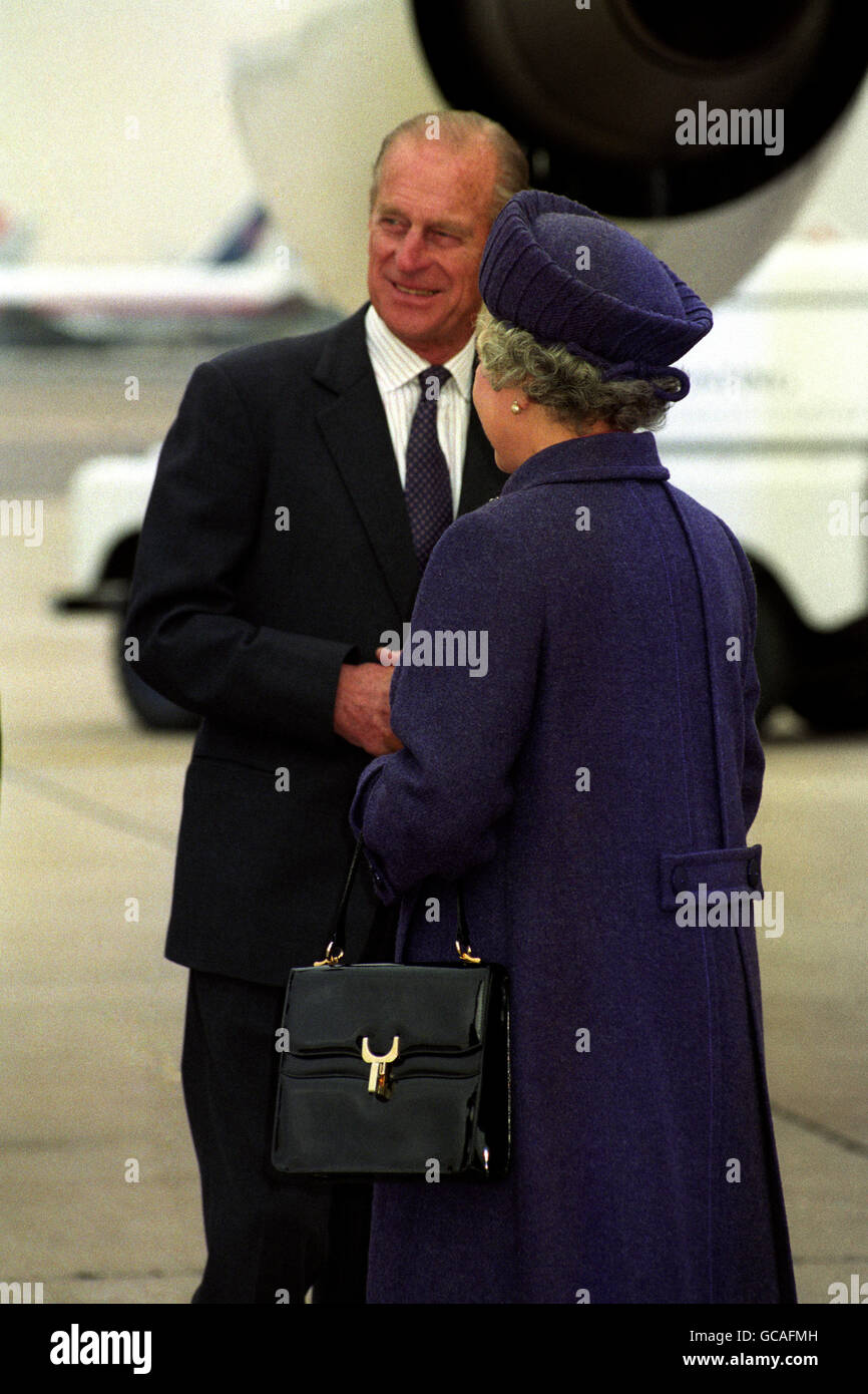 La Regina Elisabetta II e il Duca di Edimburgo all'aeroporto di Heathrow prima di partire per il loro viaggio storico in Russia. Foto Stock