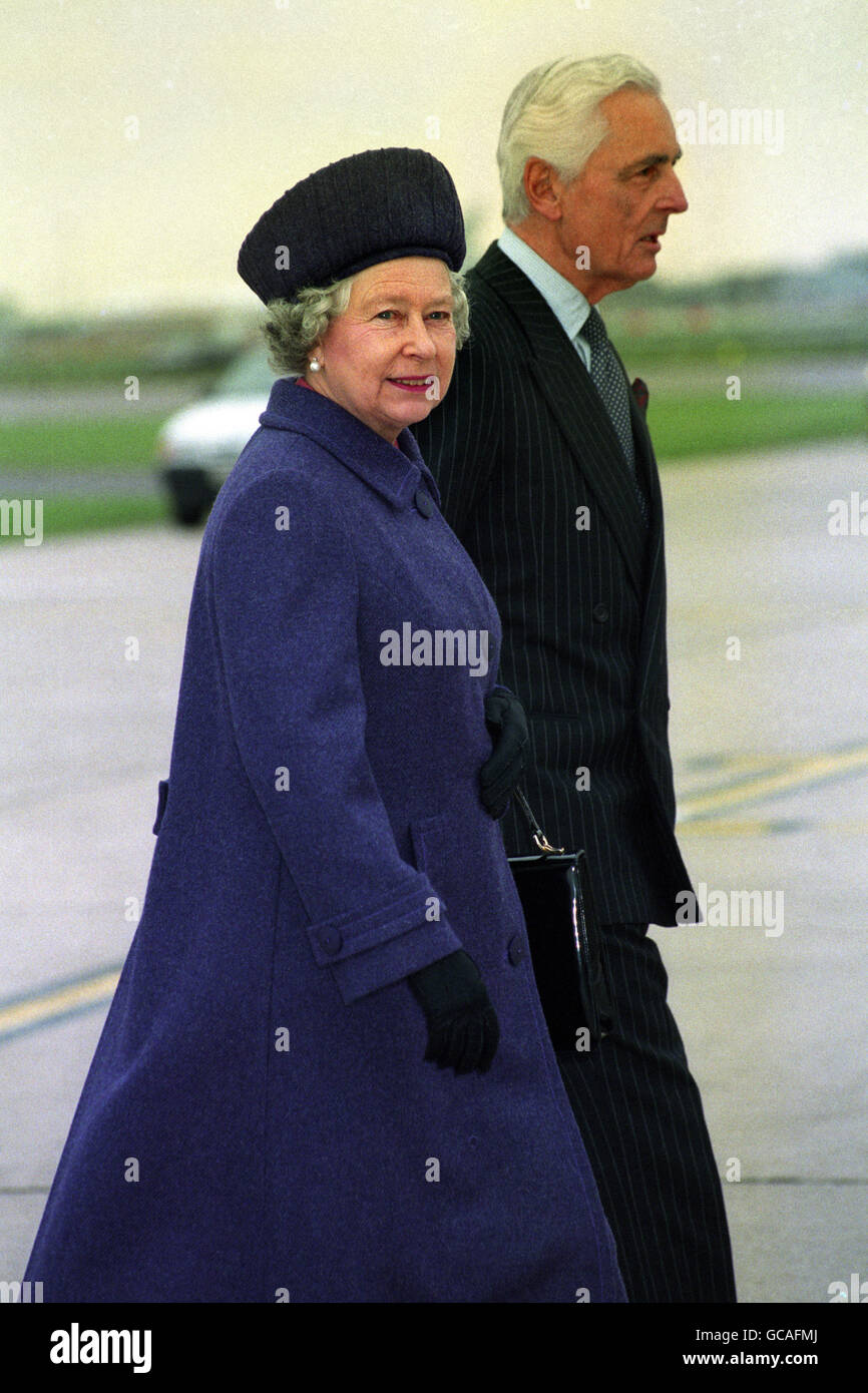 Regina Elisabetta II all'aeroporto di Heathrow prima di partire per il suo viaggio storico in Russia. Foto Stock