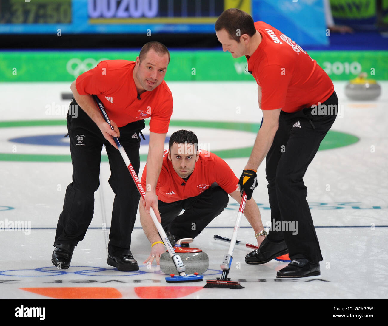 La Gran Bretagna Euan Byers (a sinistra), David Murdoch (al centro) e Pete Smith (a destra) in azione nel Men's Curling contro la Svizzera durante le Olimpiadi invernali del 2010 al Vancouver Olympic Centre, Vancouver, Canada. Foto Stock