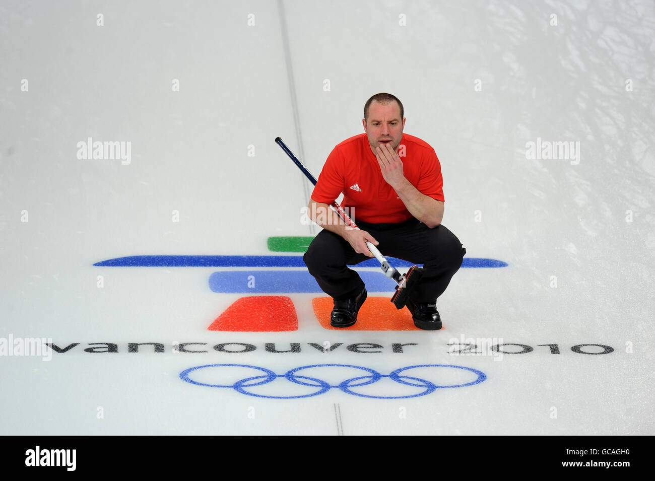 Il grande britannico Euan Byers guarda al Mens Curling contro la Svizzera durante le Olimpiadi invernali 2010 al Vancouver Olympic Centre, Vancouver, Canada. Foto Stock