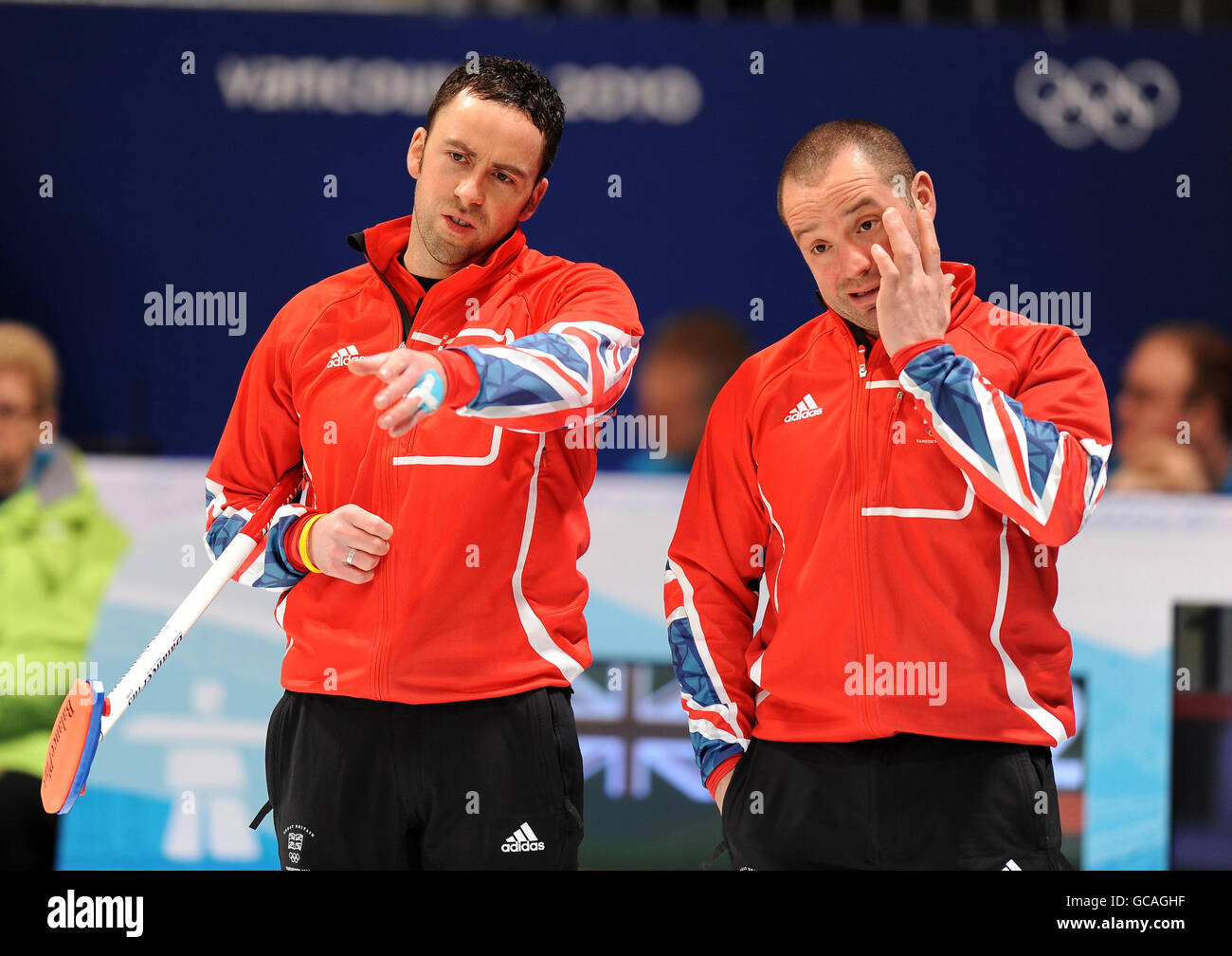 David Murdoch e Euan Byers (a destra) della Gran Bretagna in conversazione nel Mens Curling contro la Svizzera durante le Olimpiadi invernali del 2010 al Vancouver Olympic Center, Vancouver, Canada. Foto Stock