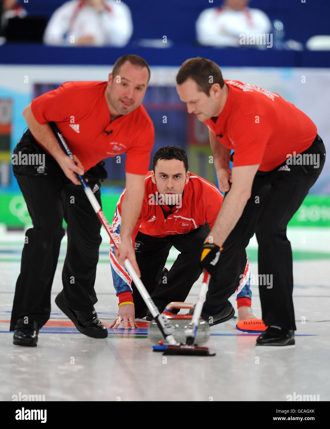 Euan Byers della Gran Bretagna (a sinistra), David Murdoch (al centro) e Pete Smith (a destra) durante la partita maschile contro la Danimarca al Vancouver Olympic Center, Vancouver, Canada. . Foto Stock