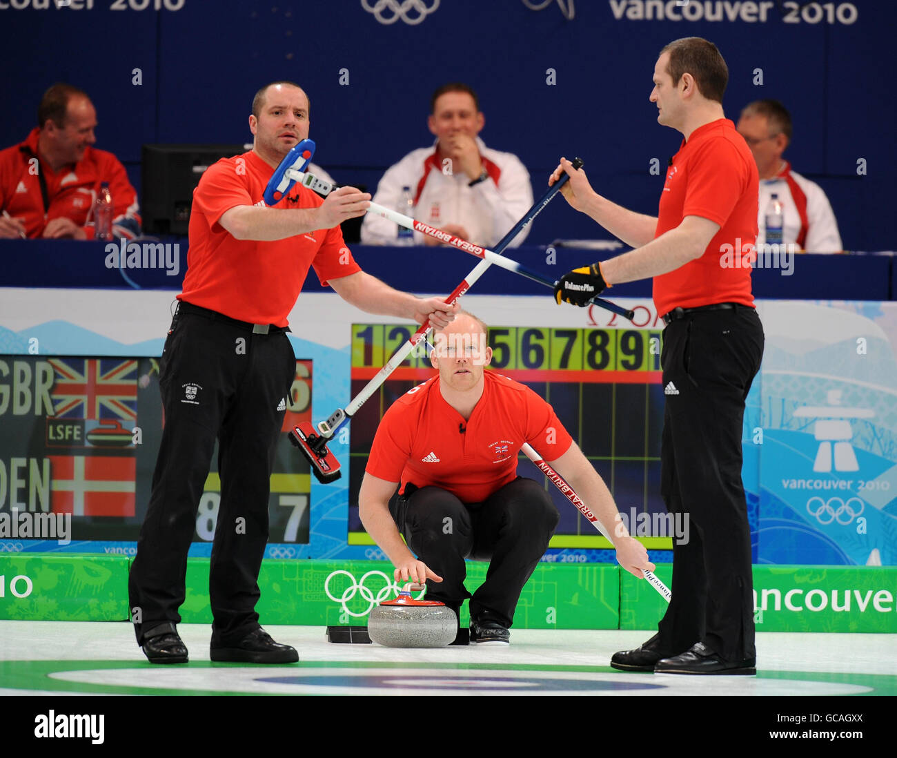 Euan Byers della Gran Bretagna (a sinistra) Ewan MacDonald (al centro) e Pete Smith (a destra) durante la partita maschile contro la Danimarca al Vancouver Olympic Centre, Vancouver, Canada. . Foto Stock