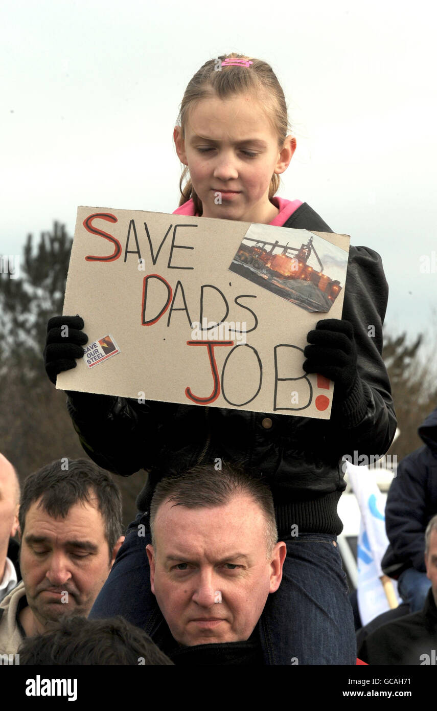 Centinaia di lavoratori siderurgici e le loro famiglie si riuniscono oggi all'esterno dell'acciaieria Corus di Redcar per protestare contro il movimento della fabbrica di Teeside, con la perdita di 1,600 posti di lavoro. Foto Stock