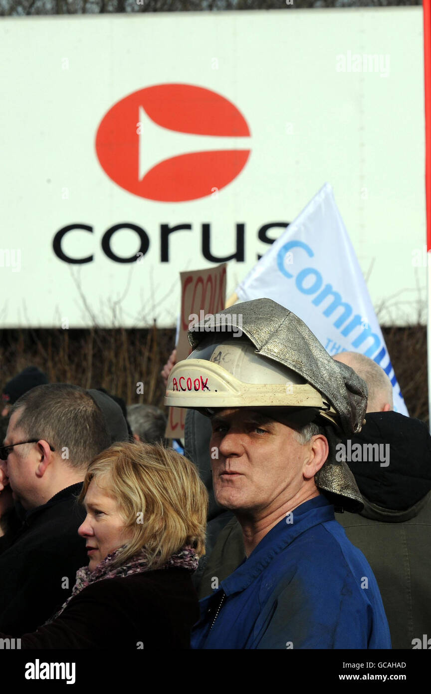 Gli acciaieri e le loro famiglie si sono riuniti oggi fuori dalle acciaierie di Corus a Redcar, dove i lavoratori e le loro famiglie protestano per la motballatura della fabbrica di Teeside con la perdita di 1,600 posti di lavoro. Foto Stock