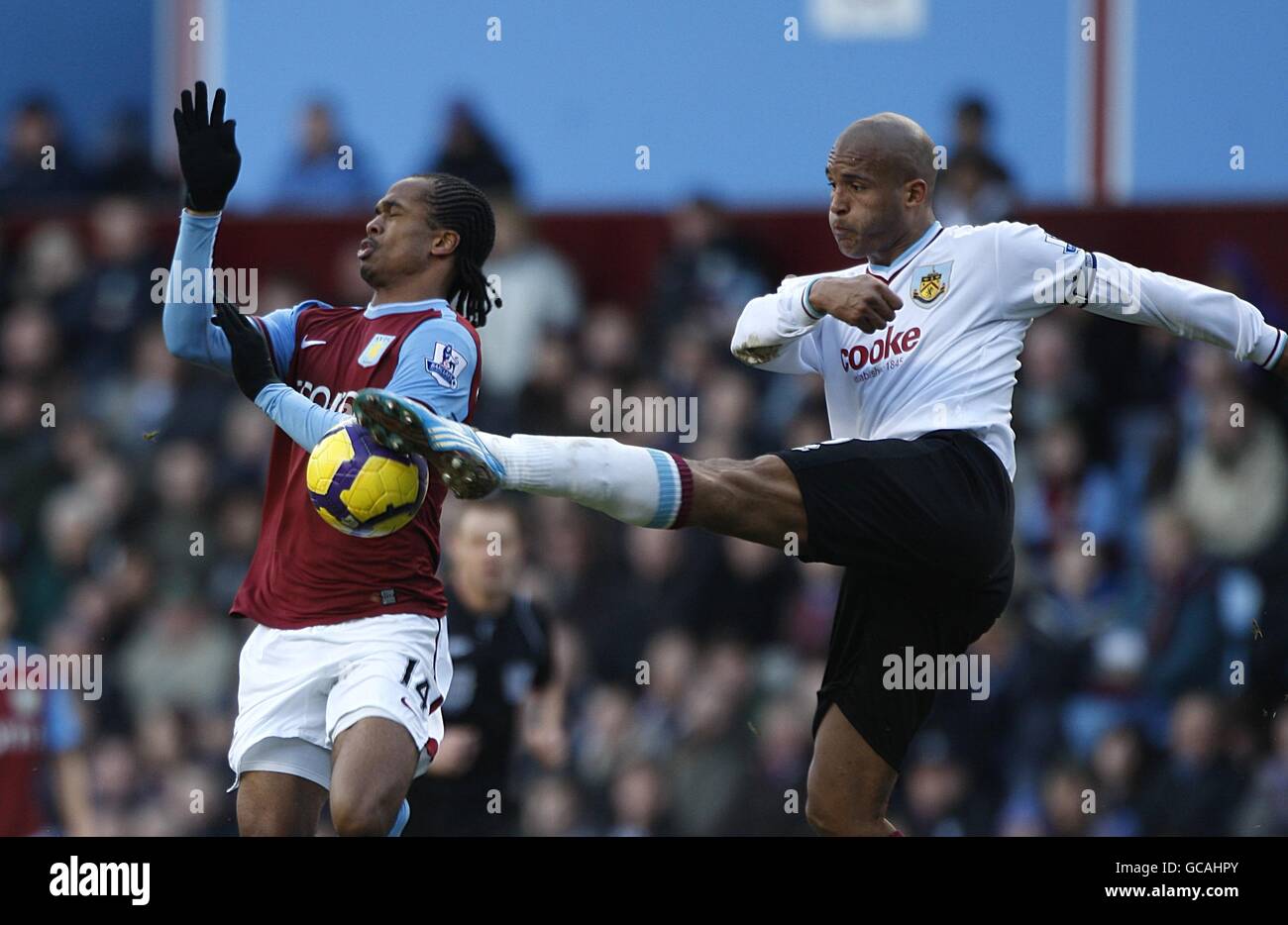 Nathan Delfouneso di Aston Villa (a sinistra) e la battaglia di Tyrone Myars di Burnley per la sfera Foto Stock