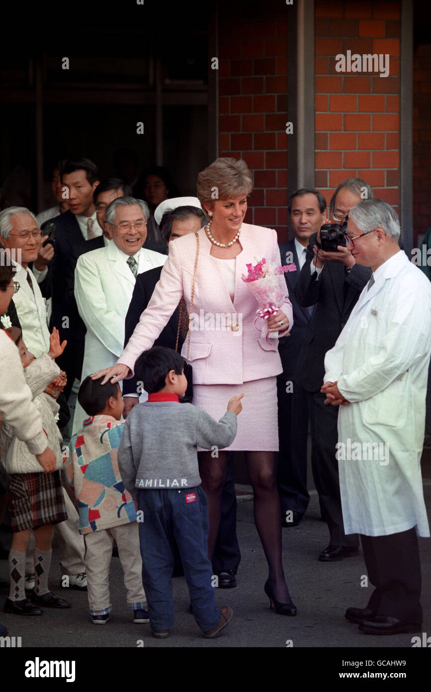 La Principessa del Galles si accaparra di due bambini in testa mentre parla con il professore kobayashi, presidente dell'ospedale, durante una visita al National Children's Hospital di Tokyo. Prima la Principessa aveva volato nella capitale giapponese per iniziare la sua visita di stato. Foto Stock