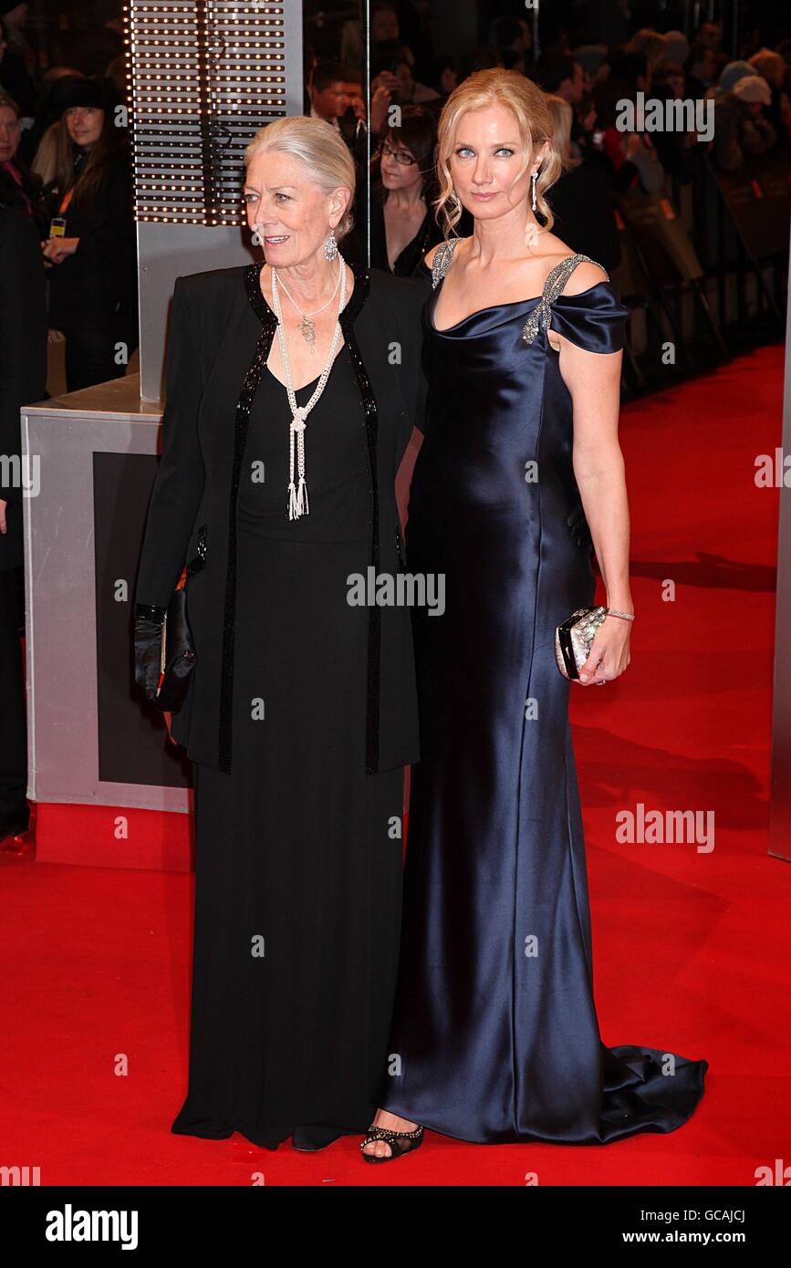 L'attrice britannica Vanessa Redgrave, a sinistra, e sua figlia Joely Richardson arrivarono per gli Orange British Academy Film Awards, alla Royal Opera House di Londra. Foto Stock