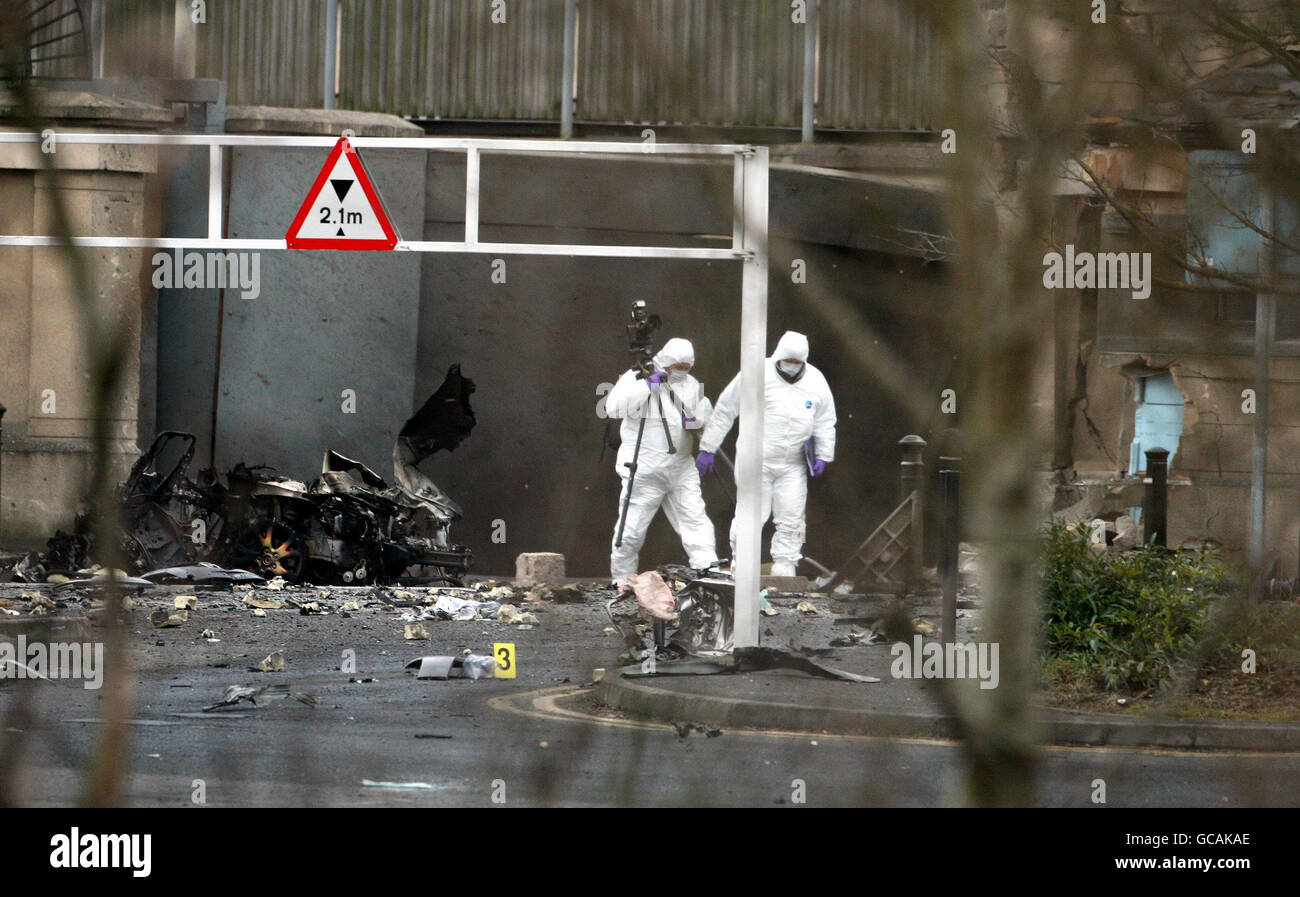 Esperti di polizia forense sul luogo di un attacco di auto-bomba al di fuori del tribunale di Newry a Co Down, Irlanda del Nord. Foto Stock