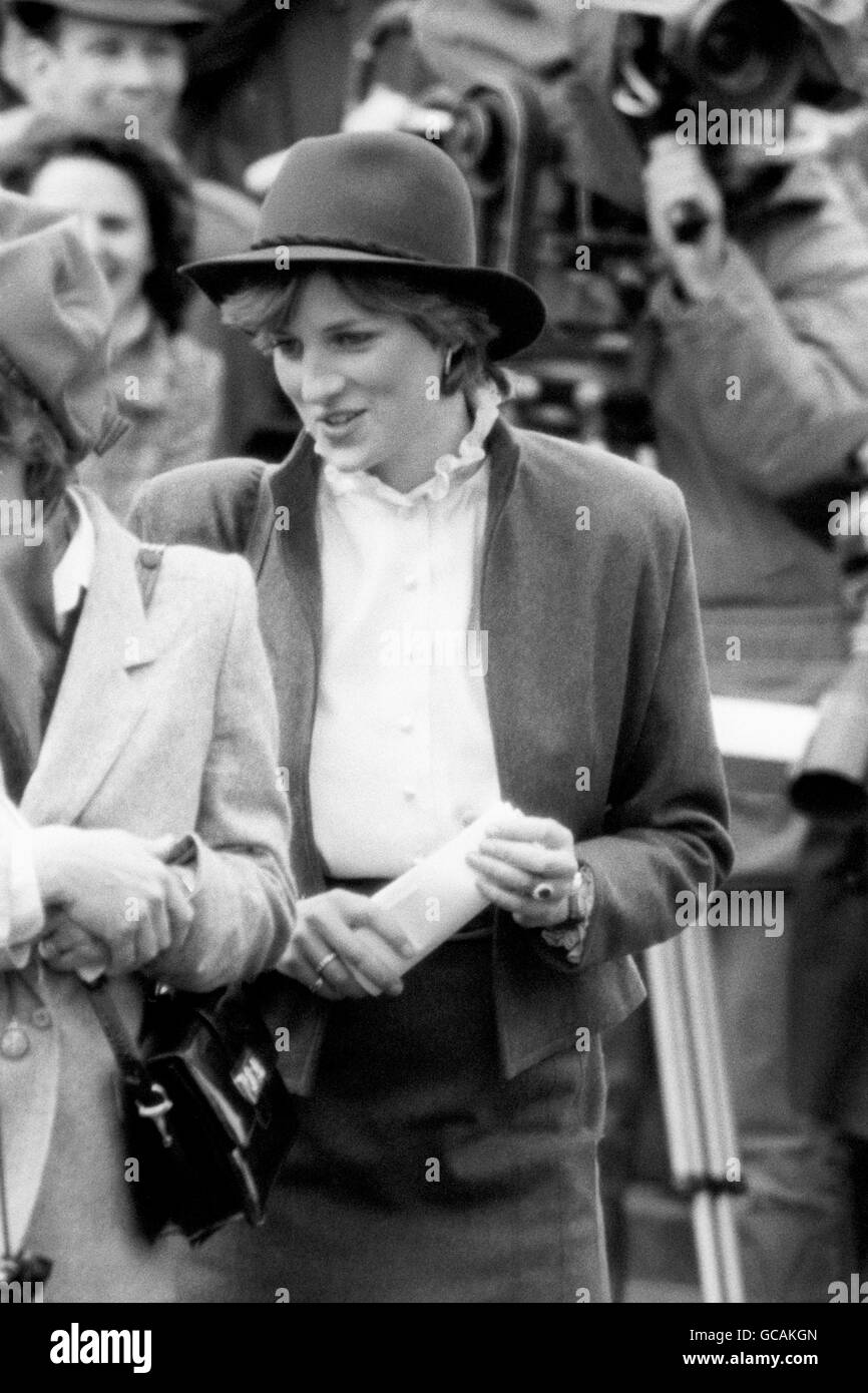 Lady Diana Spencer trova ancora qualcosa di cui sorridere anche dopo aver sentito parlare della caduta del principe Carlo alla 15 recinzione. Lady Diana è impegnata a sposarsi con il Principe di Galles. Foto Stock