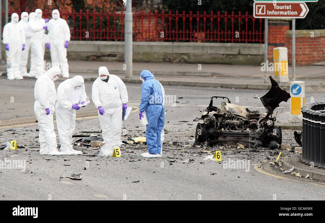 Esperti di polizia forense sul luogo di un attacco di auto-bomba al di fuori del tribunale di Newry a Co Down, Irlanda del Nord. Foto Stock