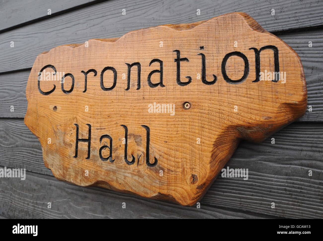 Segnaletica all'esterno della Coronation Hall a East Grafton, Wiltshire. Foto Stock