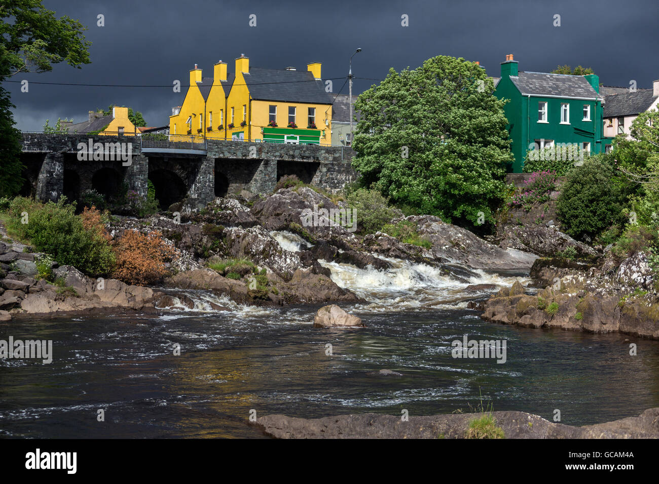 Il villaggio di Sneem sulla penisola di Iveragh nella Contea di Kerry in Repubblica di Irlanda. Foto Stock