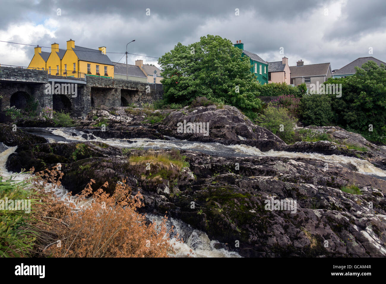 Il villaggio di Sneem sulla penisola di Iveragh nella Contea di Kerry in Repubblica di Irlanda. Foto Stock