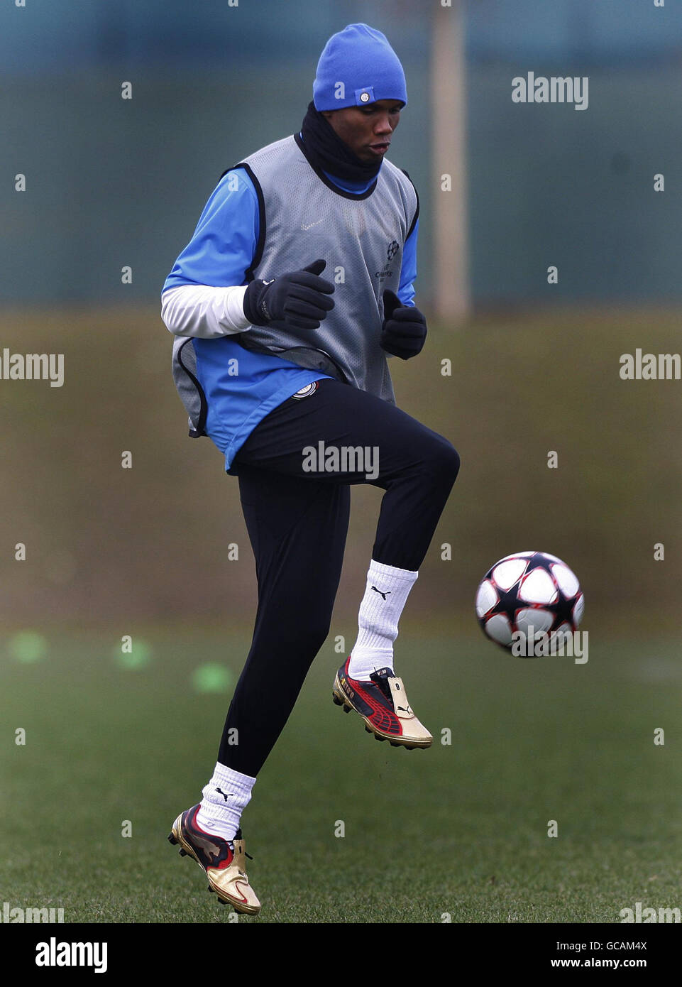 L'attaccante dell'Inter Milan Samuel Eto' durante la sessione di  allenamento al Centro Sportivo Angelo Moratti, Italia Foto stock - Alamy