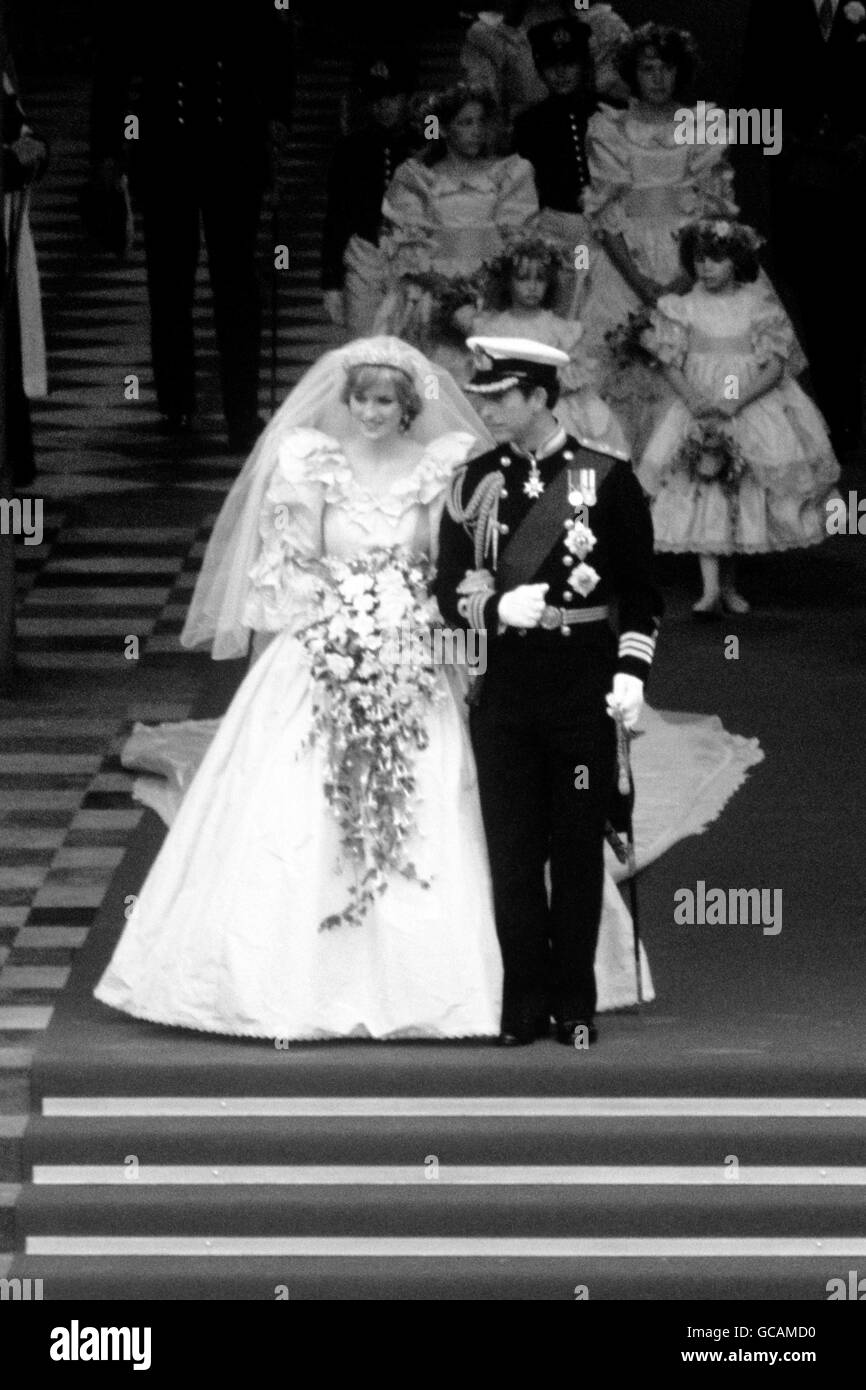 Il Principe di Galles e la sua nuova moglie, la Principessa di Galles, camminano lungo i gradini della Cattedrale di San Paolo, città di Londra dopo il loro matrimonio. Foto Stock