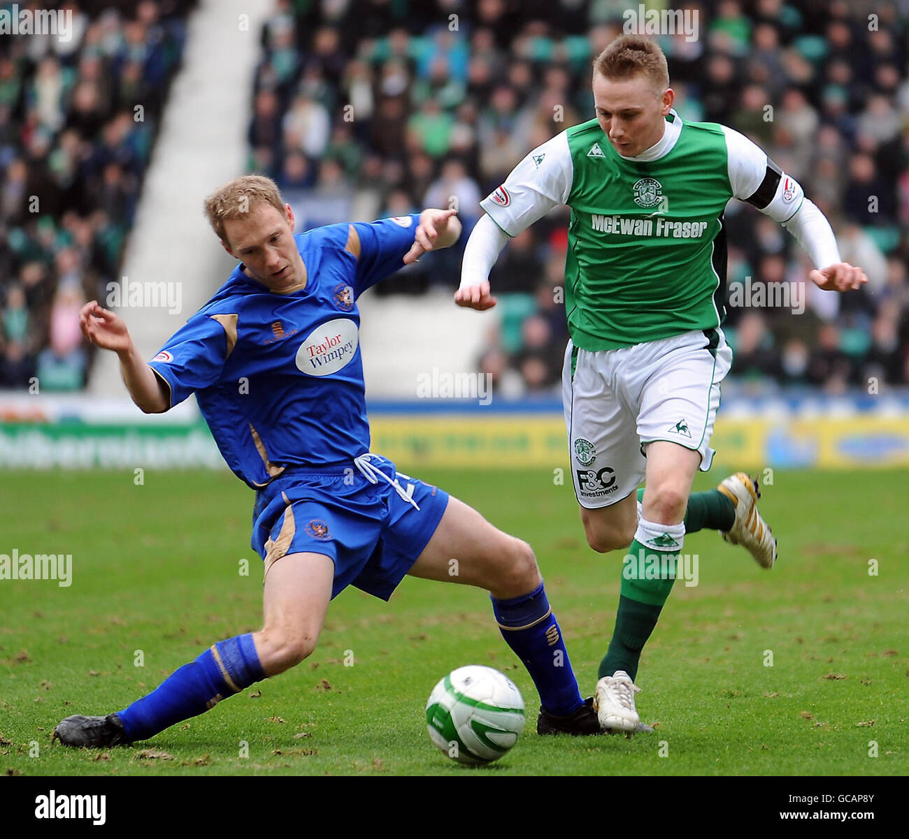 Derek Riordan di Hibernian e Steven Anderson di St Johnstone combattono per la palla durante la partita della Clydesdale Bank Premier League al Easter Park, Edimburgo. Foto Stock