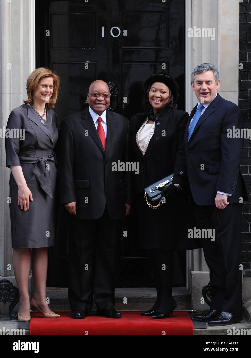 Il primo ministro Gordon Brown e sua moglie Sarah accolgono il presidente sudafricano Jacob Zuma e sua moglie Tobeka Madiba al 10 Downing St a Londra. Foto Stock