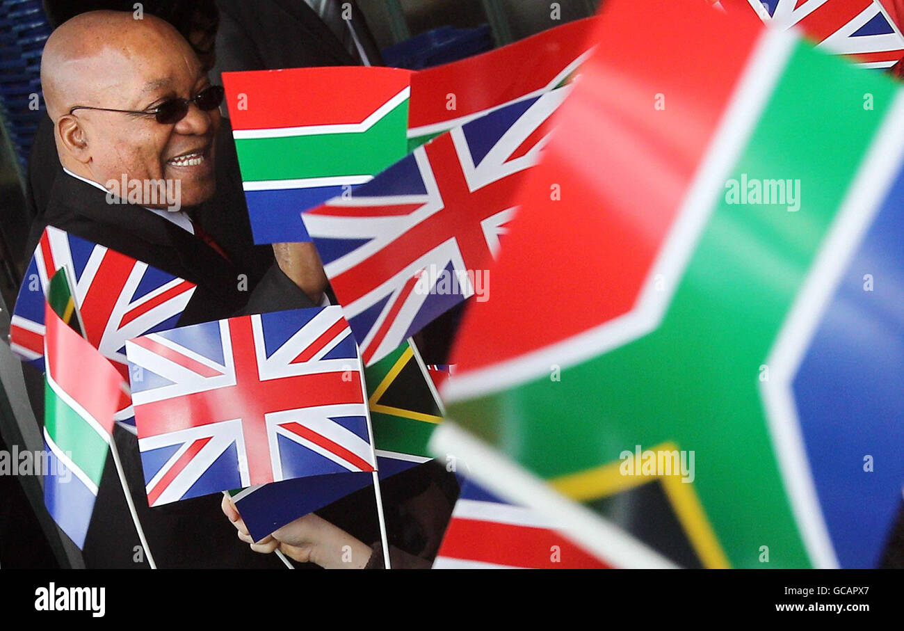 Il presidente sudafricano Jacob Zuma incontra il pubblico durante una visita ad un negozio di Sainsbury a Greenwich, Londra. Foto Stock