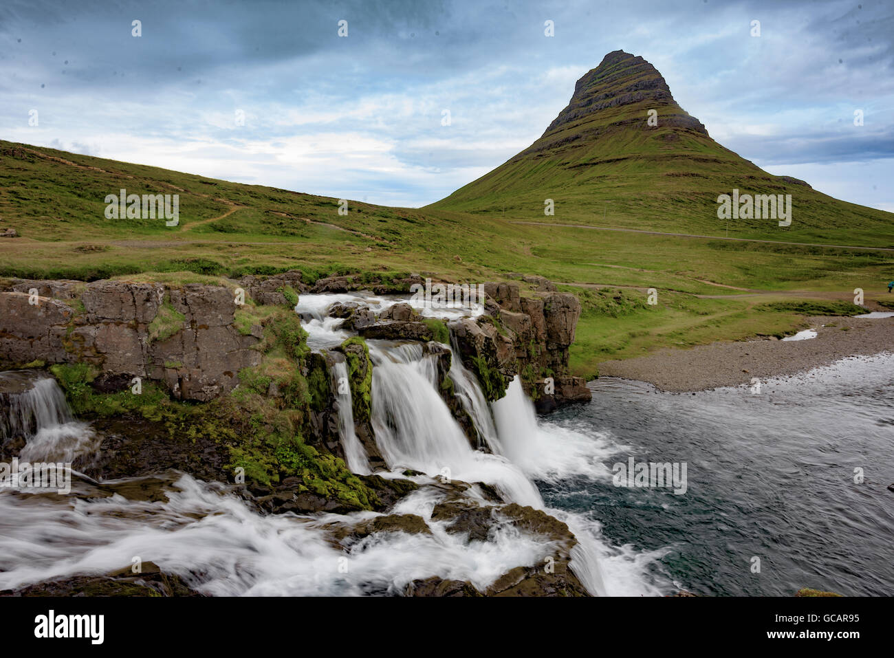 Kirkjufellfoss cascate con la montagna Kirkjufell in background, Snaefellsnes peninsula, Islanda Foto Stock