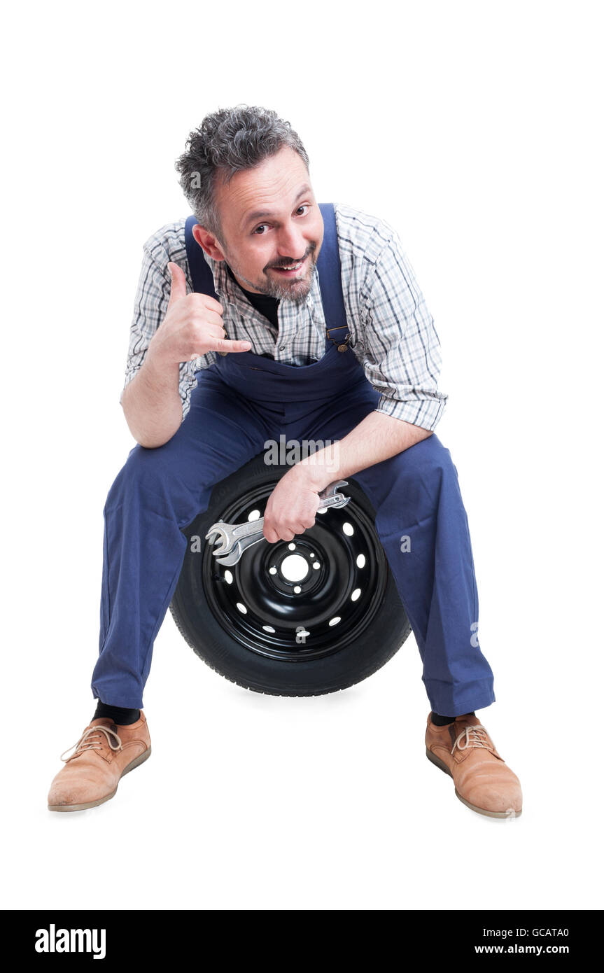 Concetto di chiamata con bel meccanico con chiave facendo un gesto con la mano isolati su sfondo bianco Foto Stock